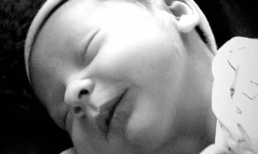 Γνωστή τραγουδίστρια δημοσίευσε βίντεο με το πρώτο χαμόγελο του νεογέννητου γιους της