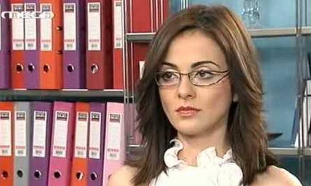 Μαρία η άσχημη: Η Μαρία βλέπει με πόνο τη Μαρκέλλα να προβάρει το νυφικό της