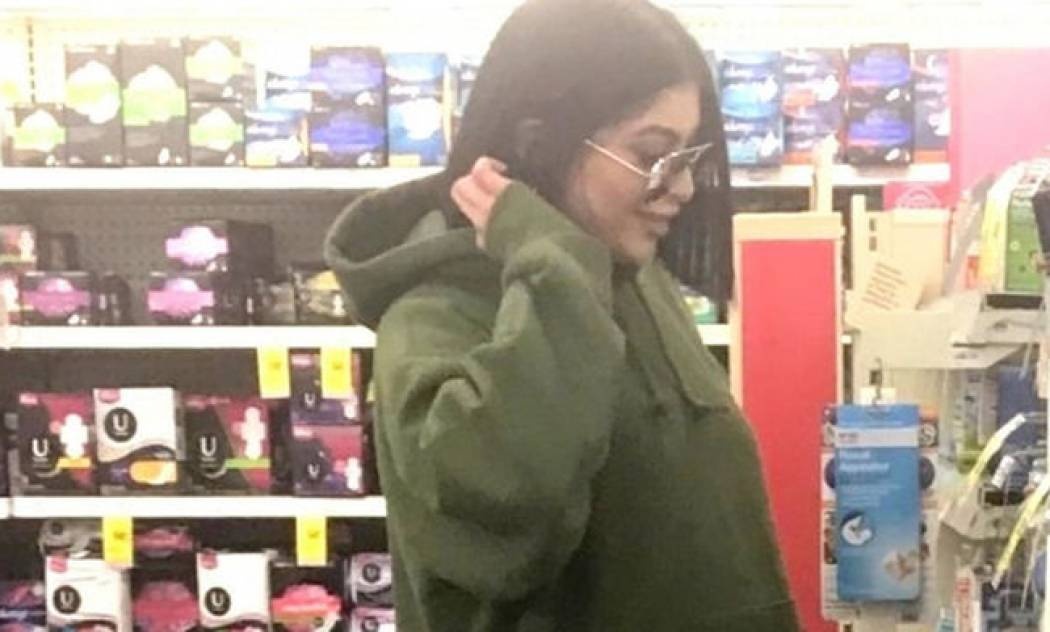 Kylie Jenner: Είναι αυτή η φωτογραφία που φαίνεται καθαρά η φουσκωμένη της κοιλιά;