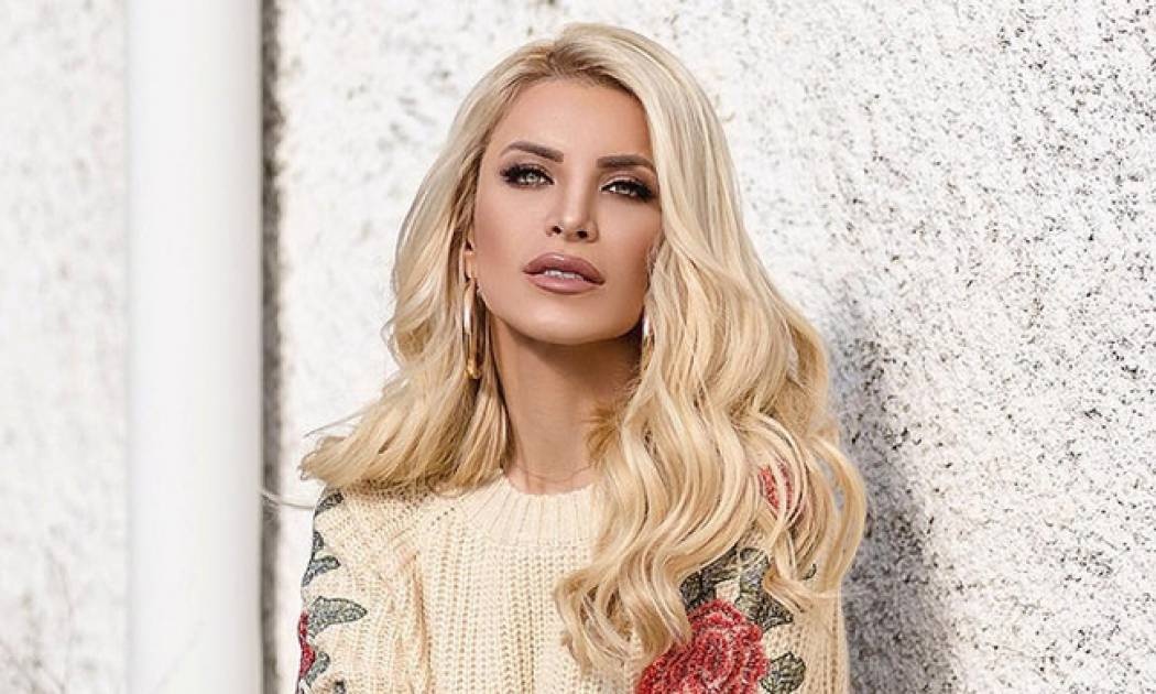 Η Κατερίνα Καινούργιου ποζάρει με μαγιό μέσα στον χειμώνα και ανεβάζει την θερμοκρασία στα ύψη