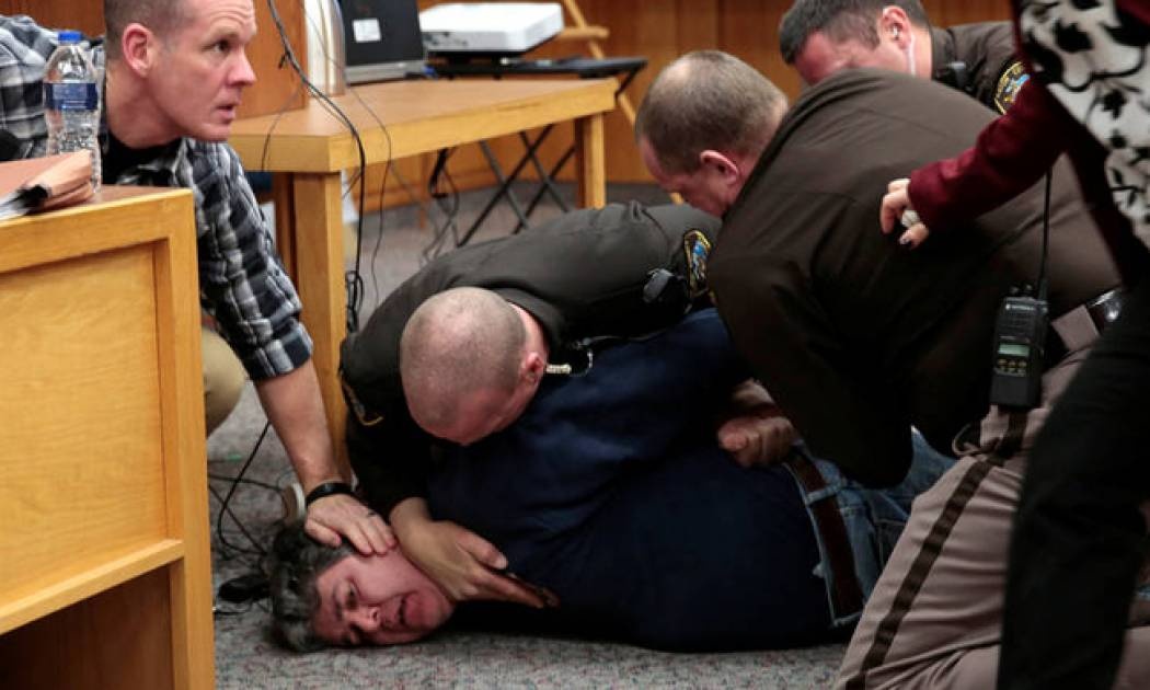 Δίκη Λάρι Νασάρ: Πατέρας όρμησε στον γιατρό που κακοποίησε τις τρεις κόρες του