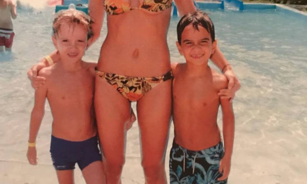 Ελληνίδα παρουσιάστρια για πρώτη φορά μας δείχνει φωτογραφία με τους δυο γιους της