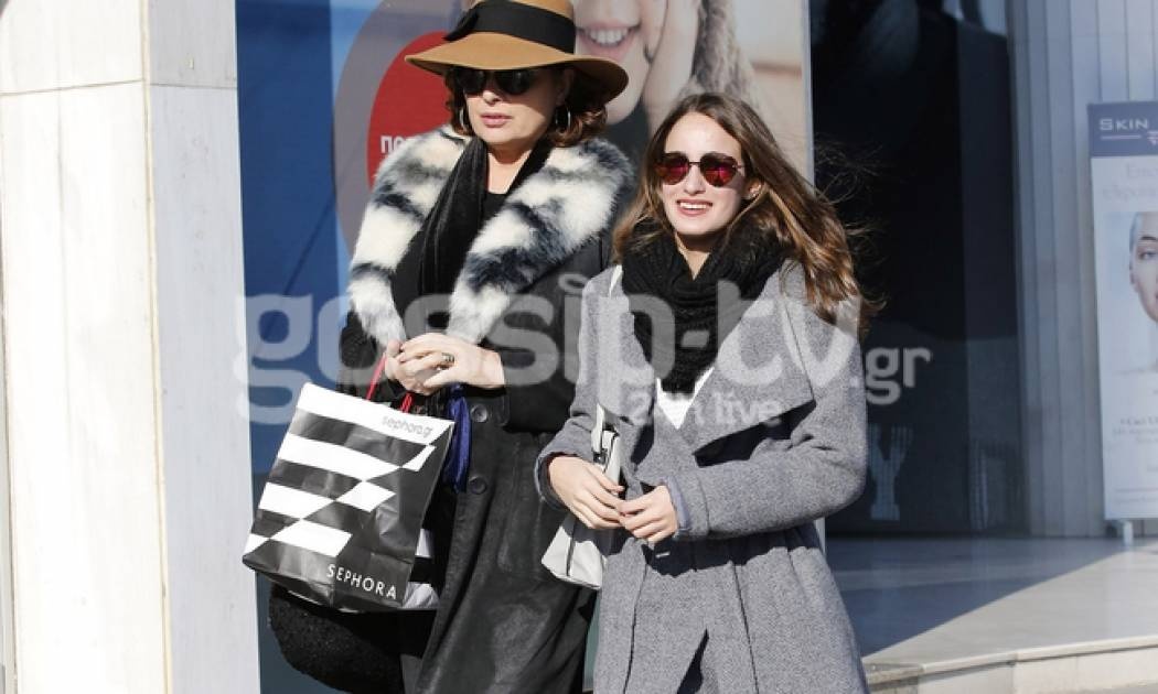 Άντζελα Γκερέκου: Φινετσάτη βγήκε για ψώνια με την κόρη της