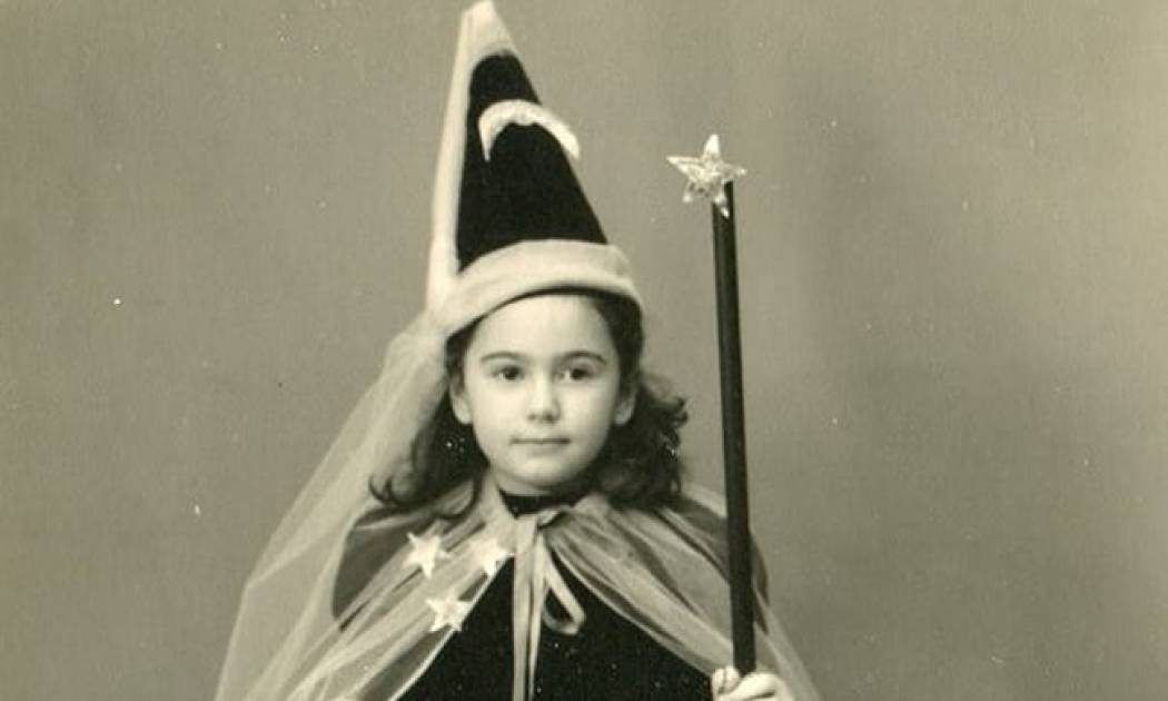 Ποιο είναι το κοριτσάκι της φωτογραφίας που το έντυναν με το... ζόρι τις Απόκριες;