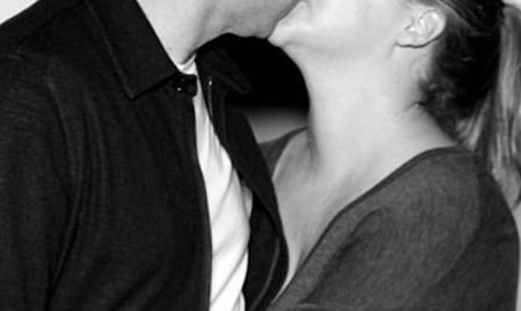 Το διάσημο ζευγάρι παραδέχεται την σχέση του με ένα παθιασμένο φιλί!