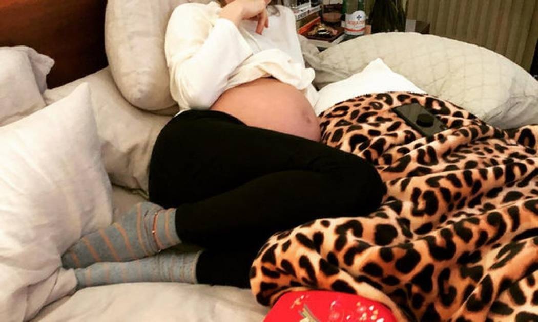 Γνωστός τραγουδιστής φωτογραφίζει τη σύζυγό του στο κρεβάτι (pic)