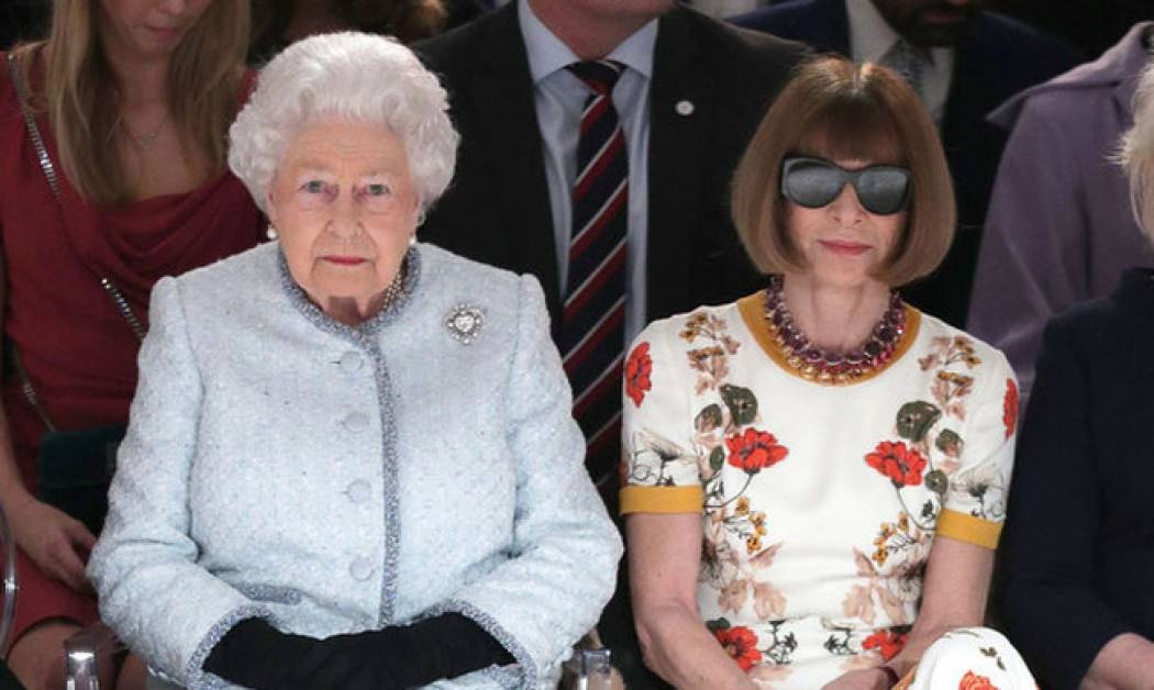 Η Bασίλισσα Ελισάβετ βρέθηκε σε επίδειξη μόδας και αυτό είναι το πιο επικό front row ever