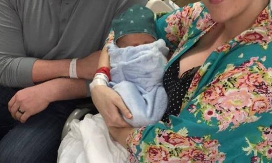 Ραδιοφωνική παραγωγός γέννησε με καισαρική on air! (pics)