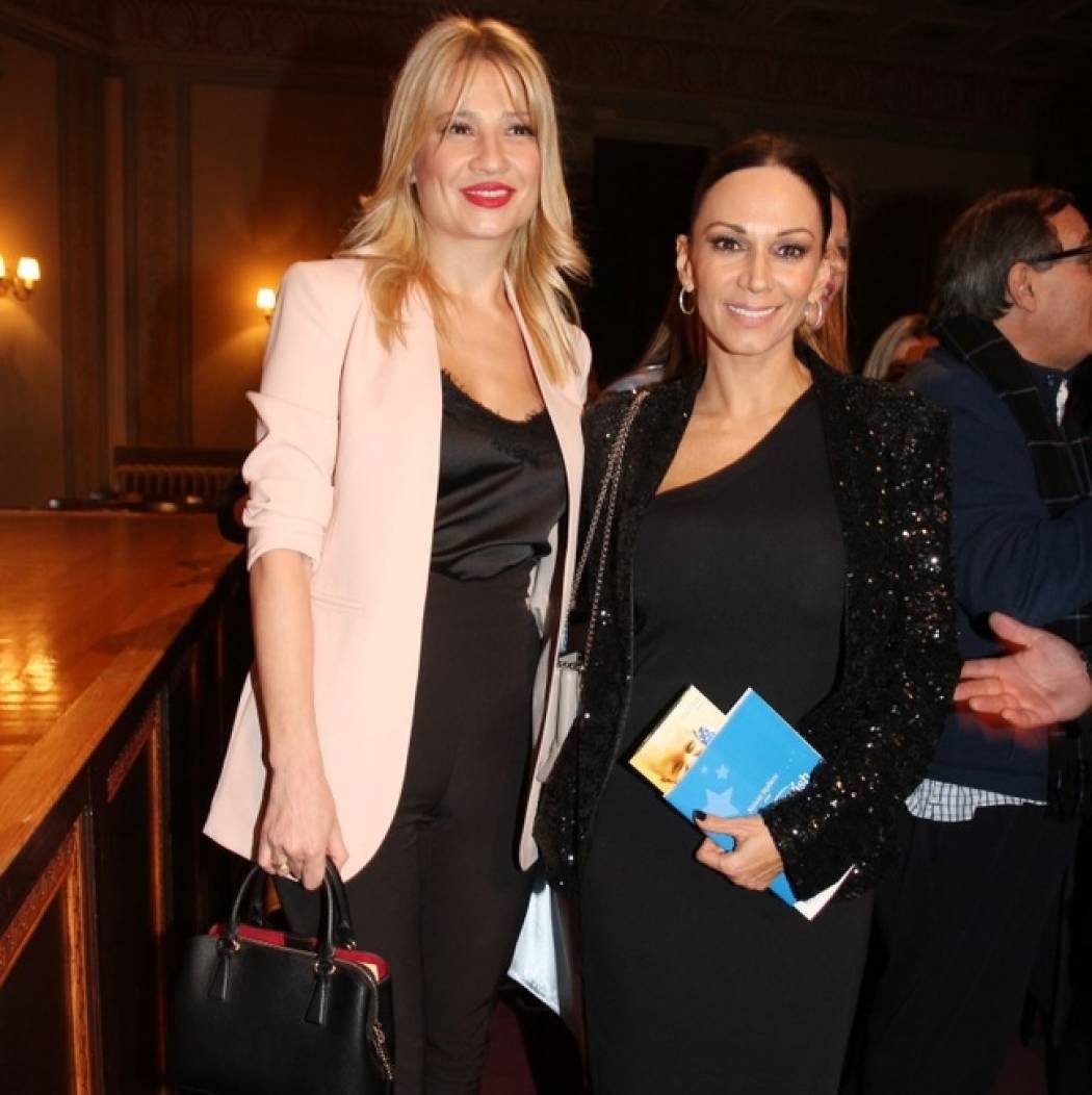 Ποζάρουν χαμογελαστές Σκορδά-Κοκκίνου