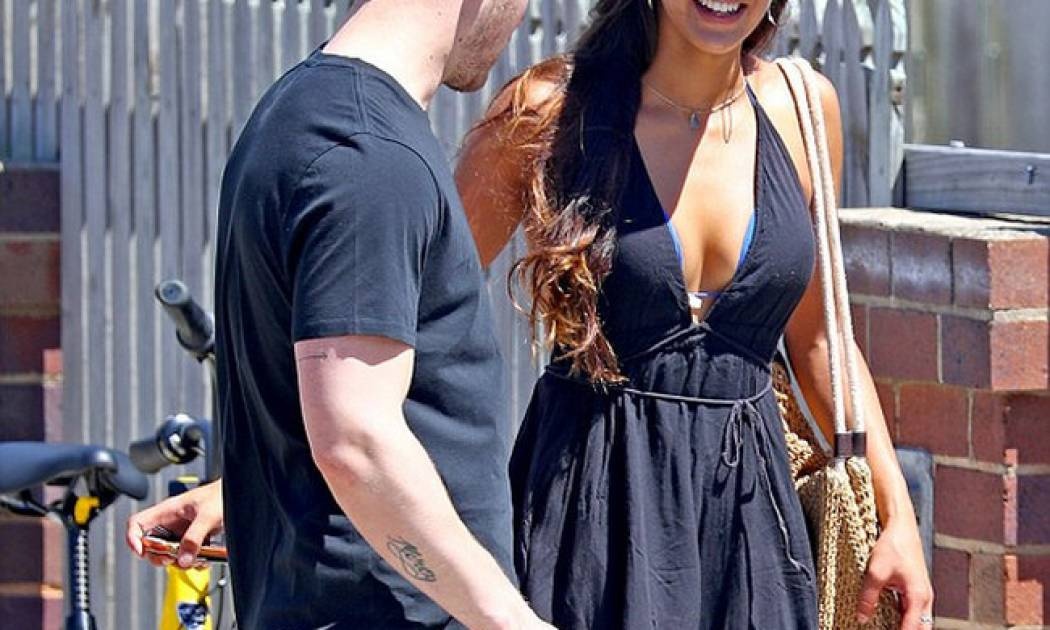 Το καυτό φιλί του τραγουδιστή που πρόδωσε την νέα του σχέση και κάνει τον γύρο του διαδικτύου