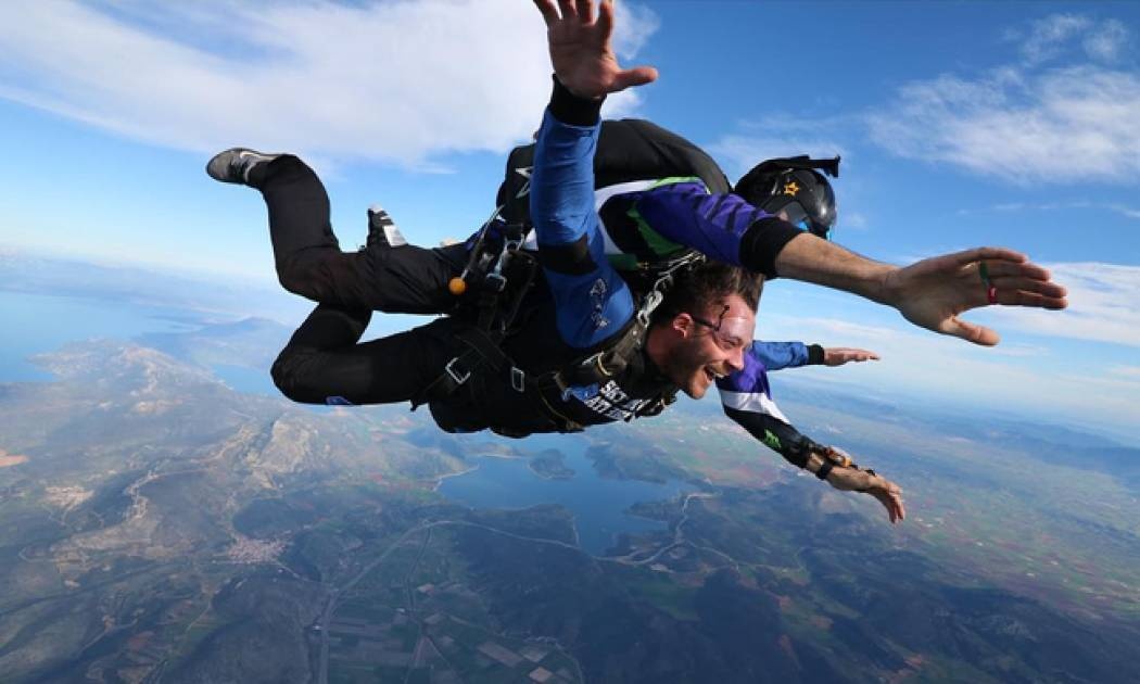 Αντίνοος Αλμπάνης: Κι όμως το τόλμησε! Έκανε skydiving