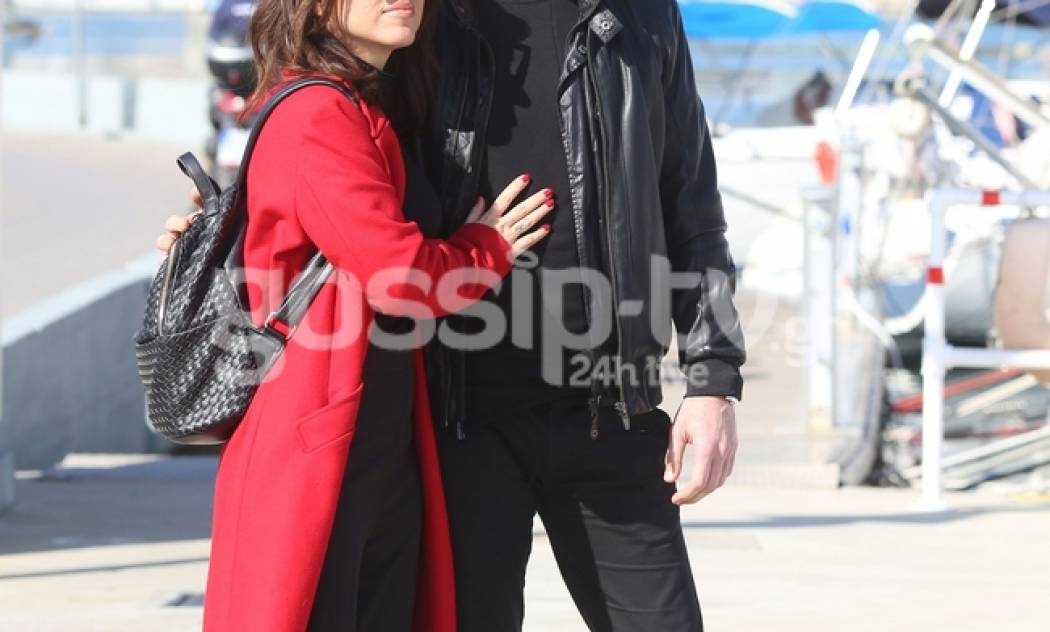 Ερωτευμένη η γνωστή τραγουδίστρια - Βόλτα με τον σύντροφό της στο Πασαλιμάνι