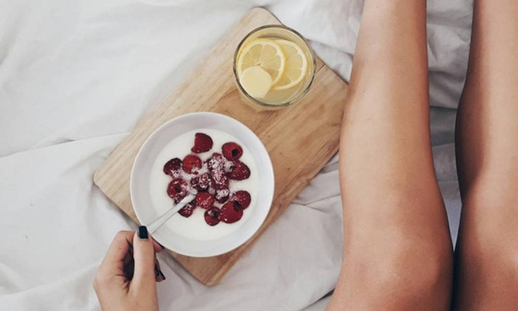 Επιτρέπεται ή απαγορεύεται να πίνεις νερό με λεμόνι με το που ξυπνήσεις;