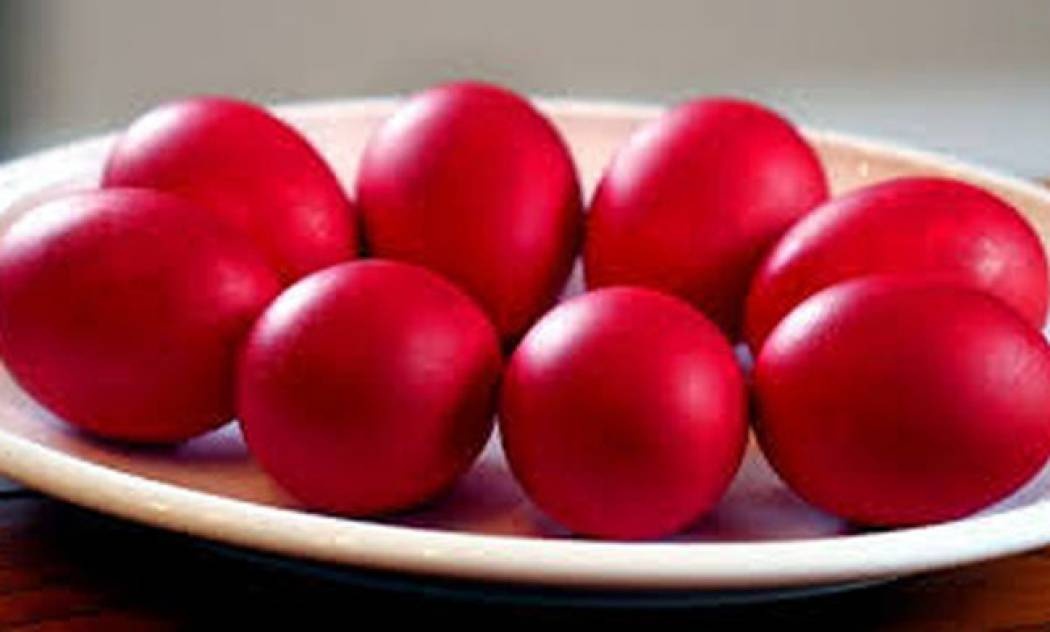 Δείτε πώς θα βάψετε τα αυγά σας, χωρίς να σας σπάσουν