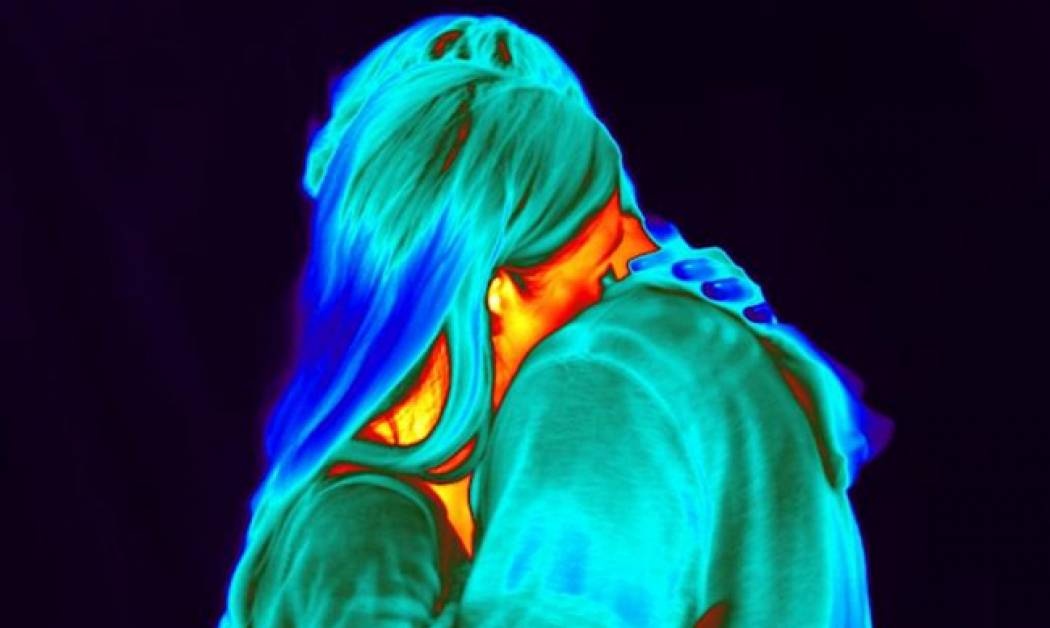 Απολαυστικό βίντεο! Να τι προκαλεί ένα ερωτικό φιλί στον εγκέφαλό σου