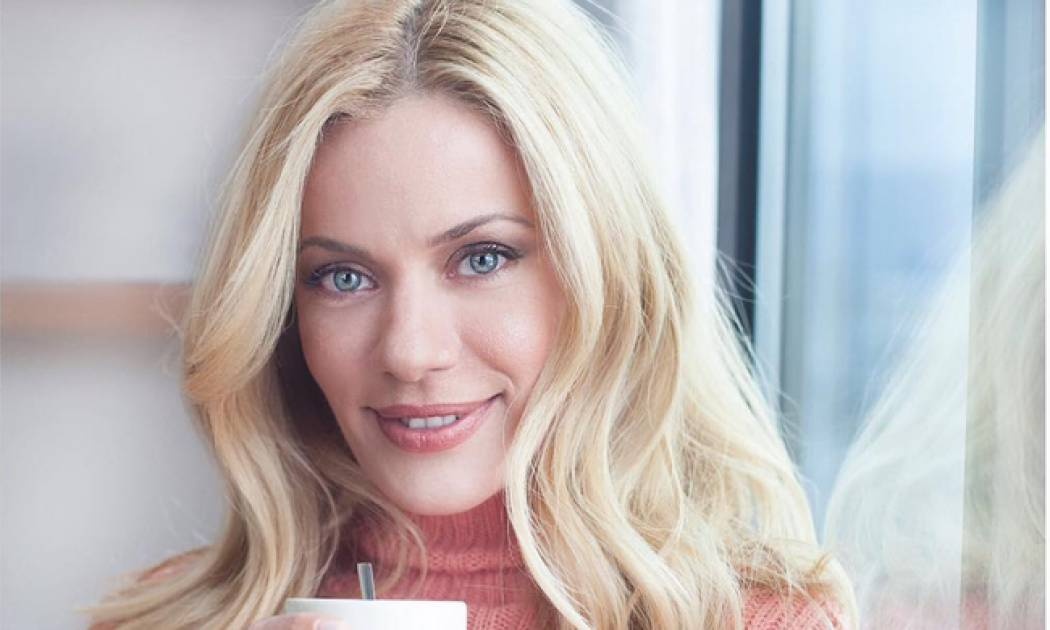 Ζέτα Μακρυπούλια: Ποζάρει με τα κόκκινα αυγά στην αυλή του σπιτιού της στην Πάρο