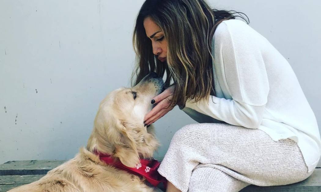 Δέσποινα Βανδή: Αγκαλιές και χάδια με τα σκυλιά της ανήμερα του Πάσχα