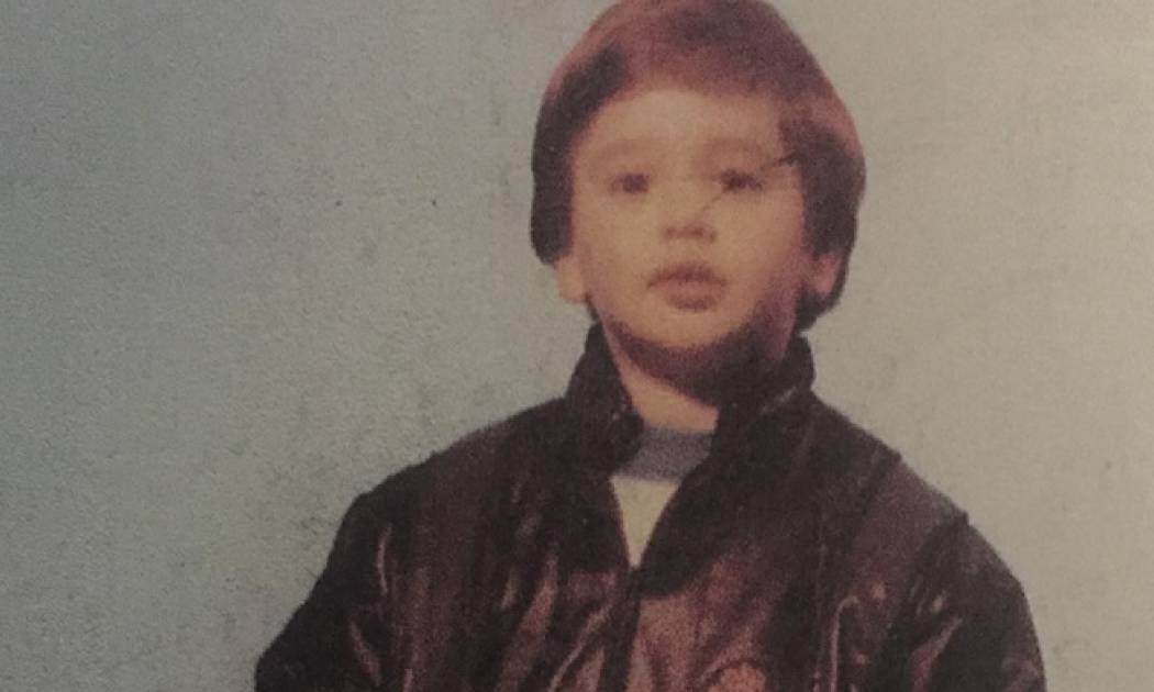 Πρωταγωνιστής το Τατουάζ ο μικρούλης της φωτογραφίας