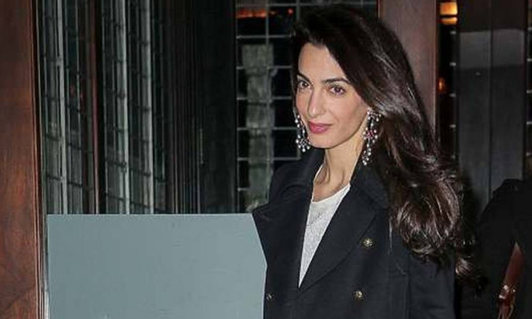 Η Amal Clooney εμφανώς αδυνατισμένη και πολύ στιλάτη