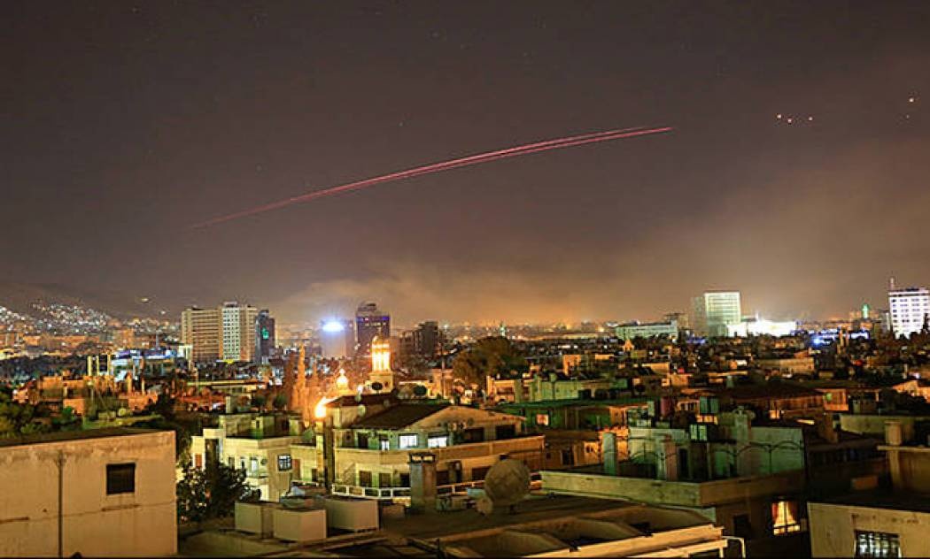 Για μια ολόκληρη ώρα βομβάρδιζαν τη Συρία ΗΠΑ, Βρετανία και Γαλλία (videos+pics)