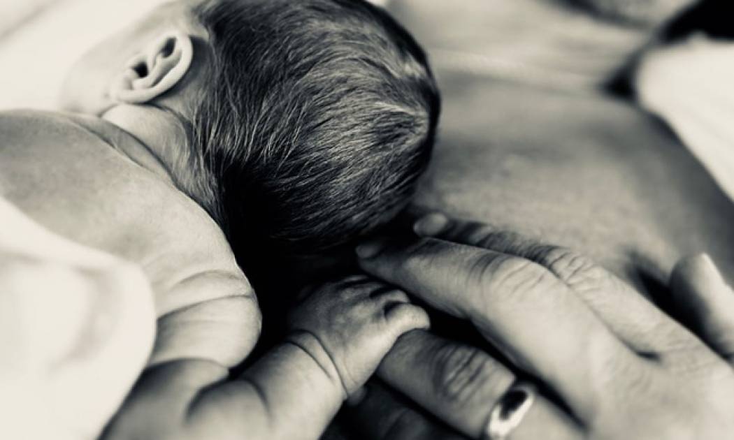 Έγινε πρώτη φορά πατέρας γνωστός ηθοποιός στα 54 του χρόνια – Η πρώτη φωτό με τον γιο του