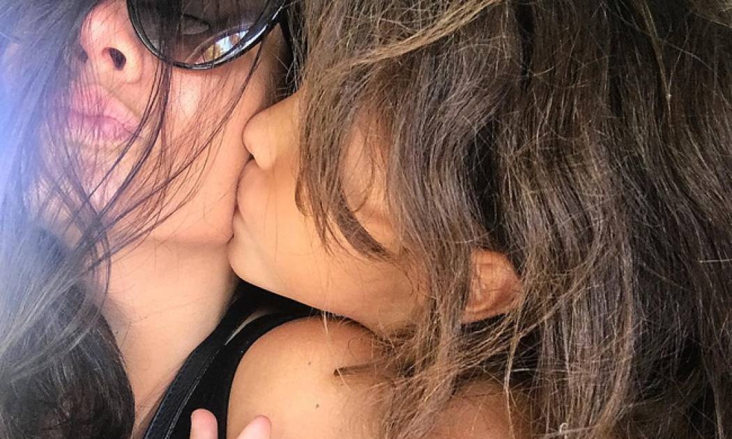 Το σημείωμα που άφησε στην πόρτα η κόρη της Μαρίας Κορινθίου μετά τον τσακωμό τους (pic)