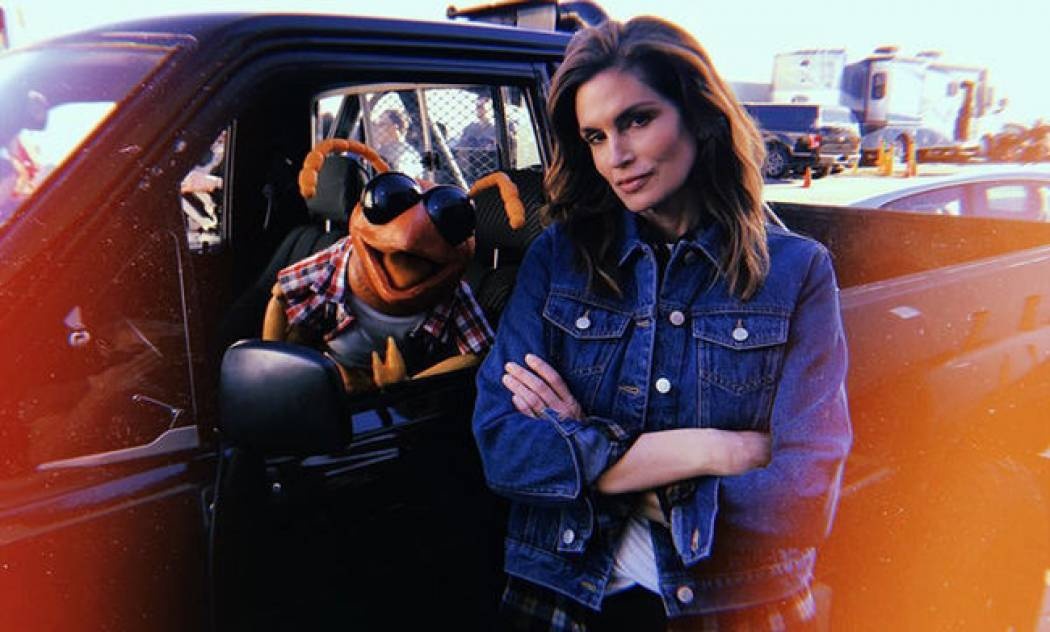 Cindy Crawford: Στα 52 της ποζάρει χωρίς ίχνος μακιγιάζ (pics)