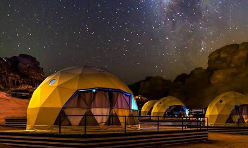 Η μαγευτική κατασκήνωση στην έρημο της Ιορδανίας που μας ταξιδεύει στον... Άρη!