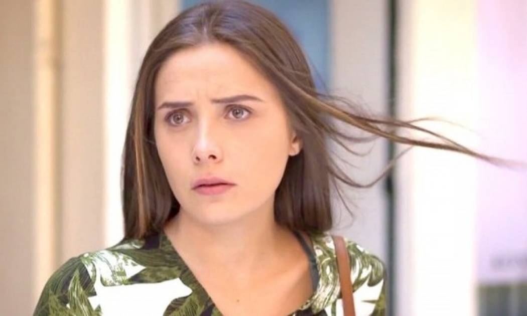 Elif: Η Μελέκ σοκάρεται όταν βλέπει τις φωτογραφίες