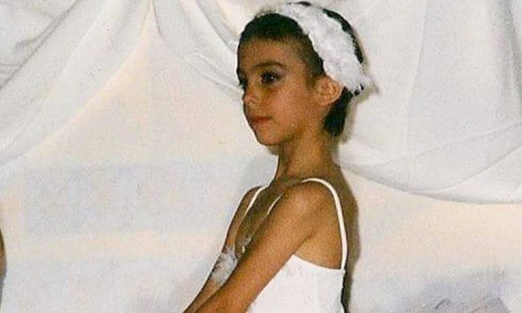 Την αναγνωρίζετε; Θα ανέβει τα σκαλιά της εκκλησίας στο πλευρό πασίγνωστου ποδοσφαιριστή