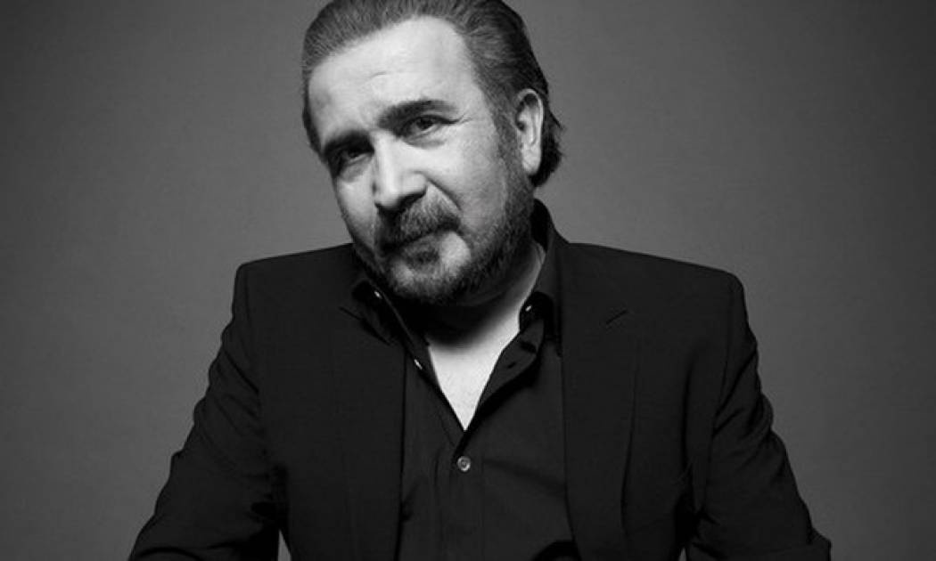 Λάκης Λαζόπουλος: «Γράφω πάντα στο κρεβάτι και πάντα χειρόγραφα»
