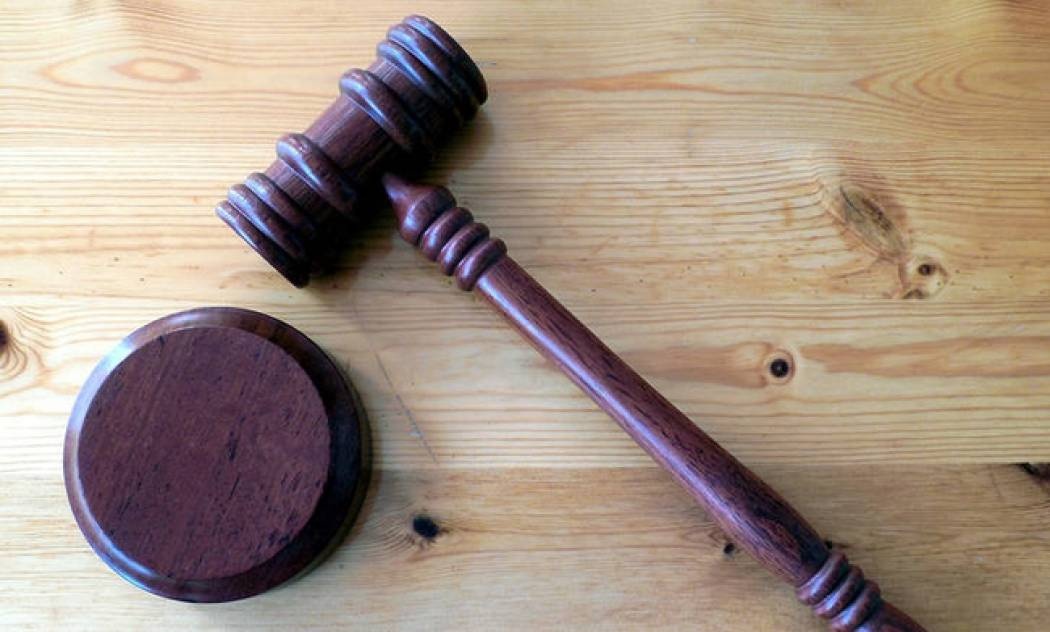 Δικαστήριο στη Βρετανία απαγόρευσε σε 48χρονη... να τραγουδά