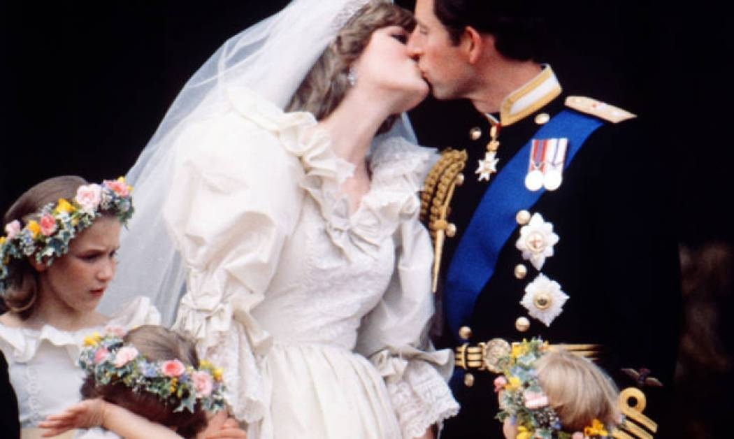 Άσπιλος πλούτος: γιατί τόσες νύφες φορούν λευκό;