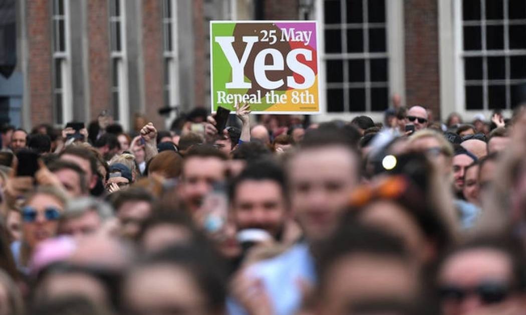 «Ήσυχη επανάσταση» από τους Ιρλανδούς με ένα ηχηρό «ναι» στις αμβλώσεις