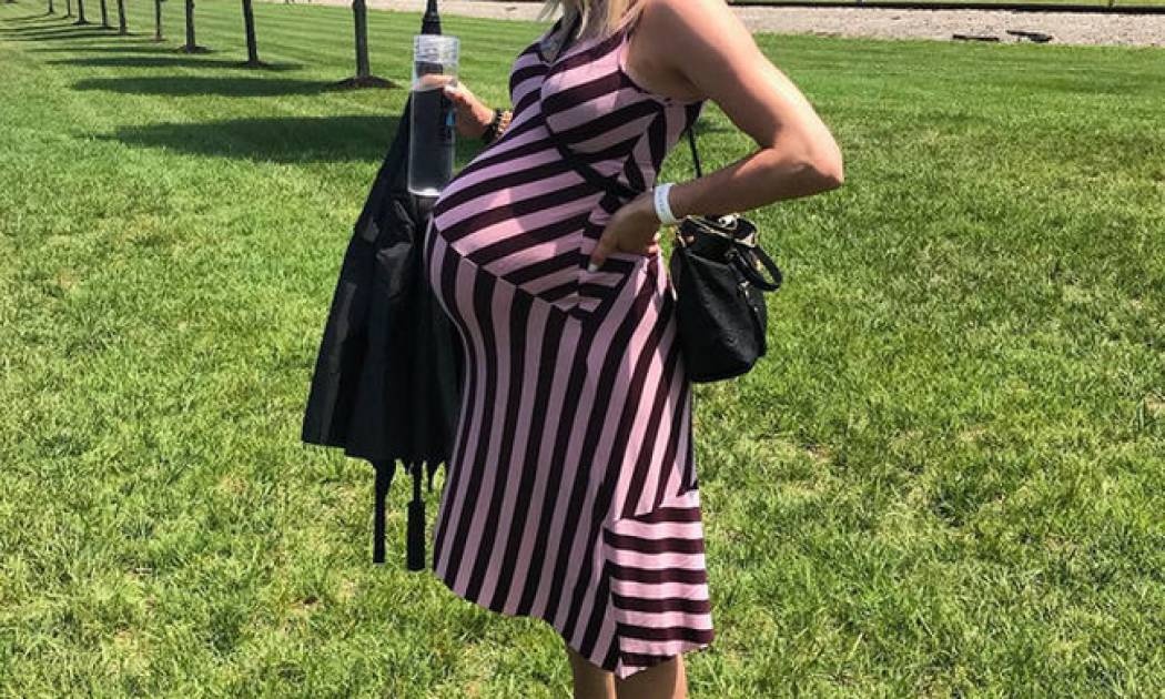 Ποζάρει με μαγιό στην 36η εβδομάδα της εγκυμοσύνης της και τρελαίνει το Instagram