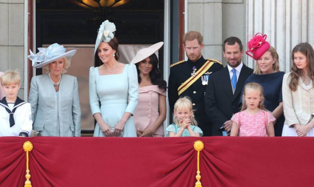 Αυτός είναι ο λόγος που η Meghan Markle δεν στεκόταν μπροστά-μπροστά στο μπαλκόνι του Buckingham