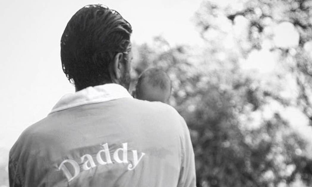 Ο ελληνικής καταγωγής ηθοποιός ποζάρει με τον 2 μηνών γιο του