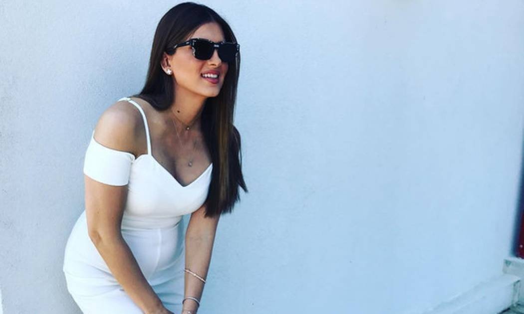 Η Σταματίνα Τσιμτσιλή ποζάρει με το μπικίνι της στην παραλία