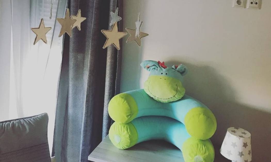 Γεννά από μέρα σε μέρα σε μέρα το δεύτερο παιδί της και μας δείχνει το δωμάτιό του