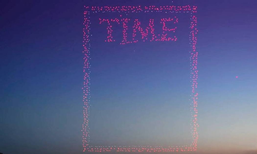 TIME: δείτε 958 drones να γράφουν ιστορία με ένα εξώφυλλο hi tech (vid)