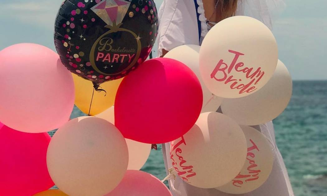 Λίγο πριν ανέβει τα σκαλιά της εκκλησίας, έκανε το bachelorette πάρτι της