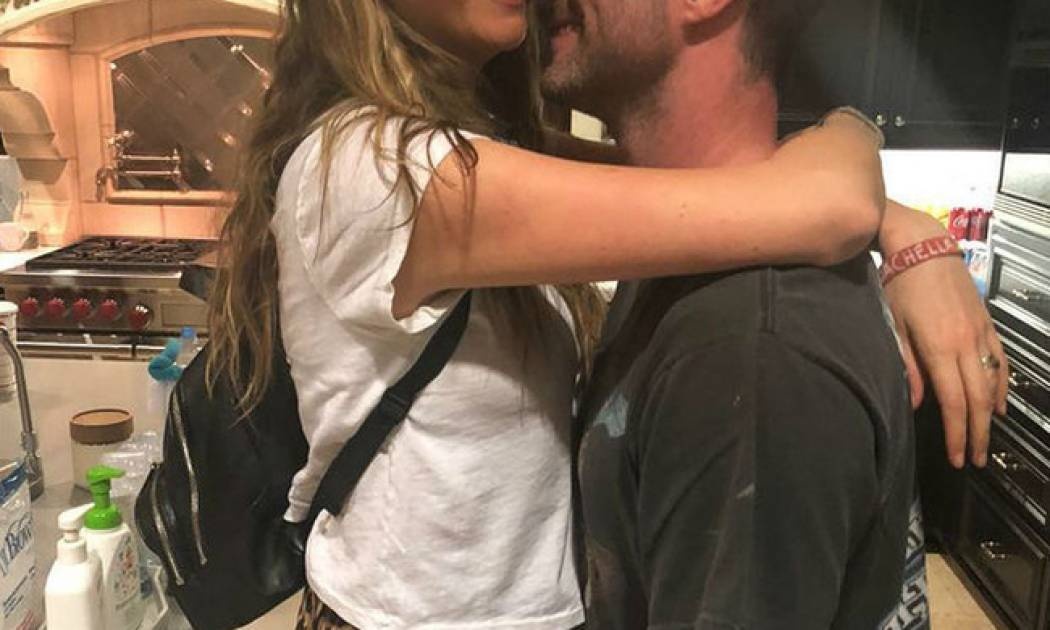 Για πρώτη φορά: Το διάσημο ζευγάρι μας δείχνει το πρόσωπο της κόρης του, 4 μήνες μετά τη γέννα