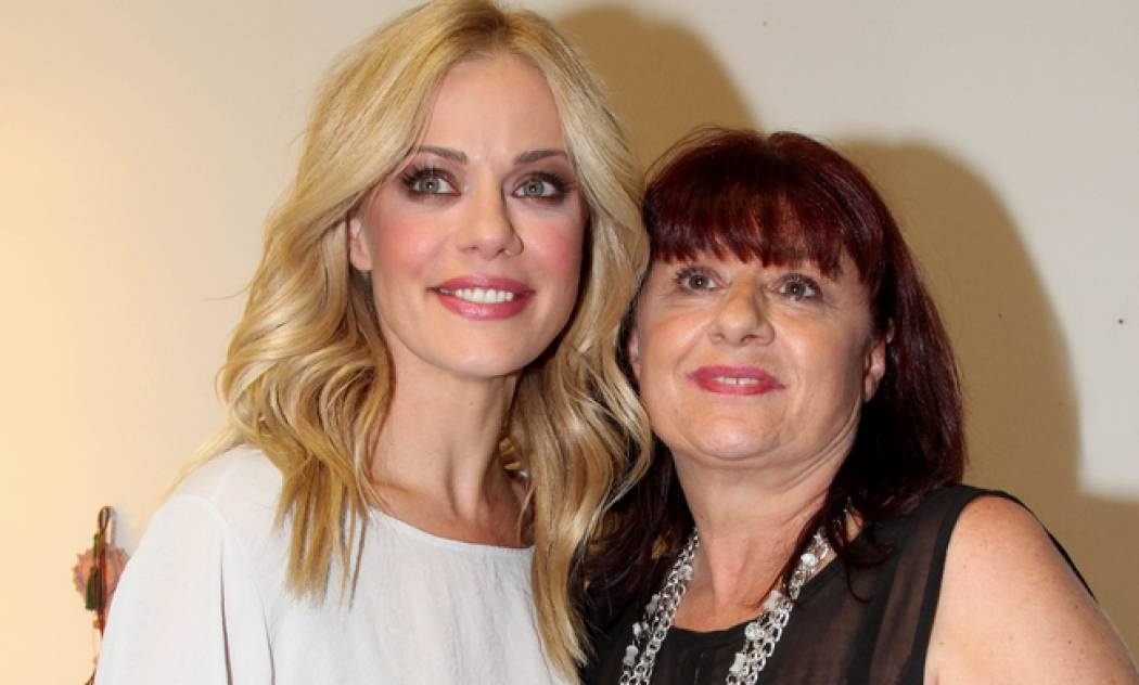 Δεν φαντάζεστε την ομοιότητα της Ζέτας Μακρυπούλια με τη μητέρα της στα νιάτα της!