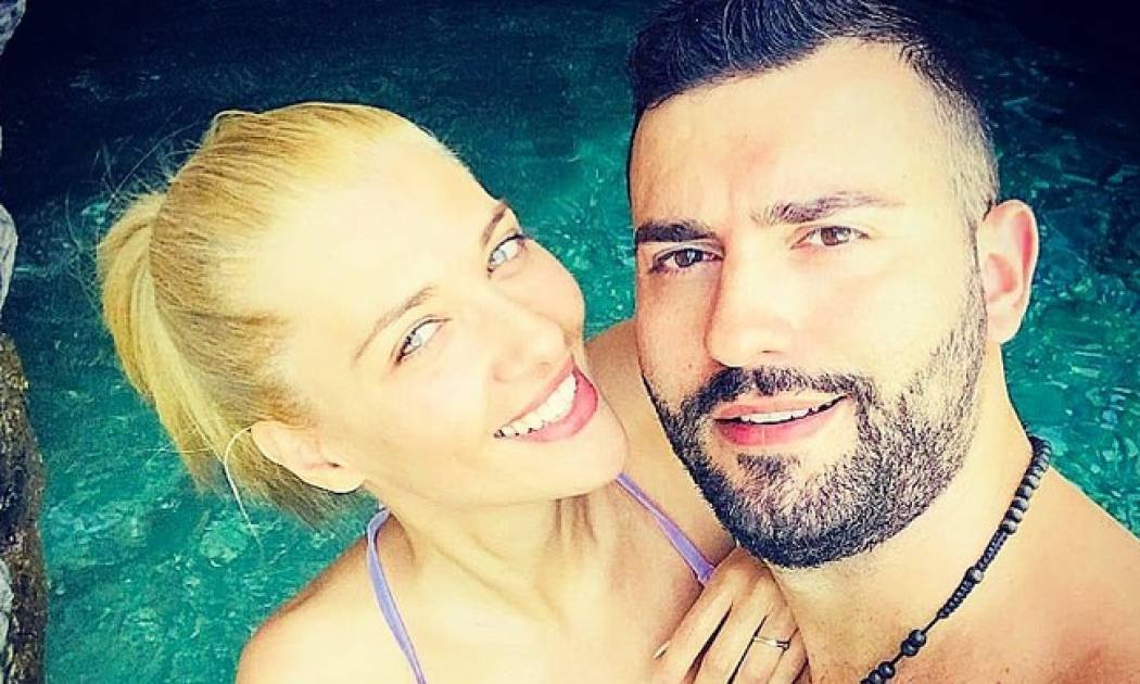 O Θοδωρής Μισόκαλος με την αγαπημένη του στην Άνδρο