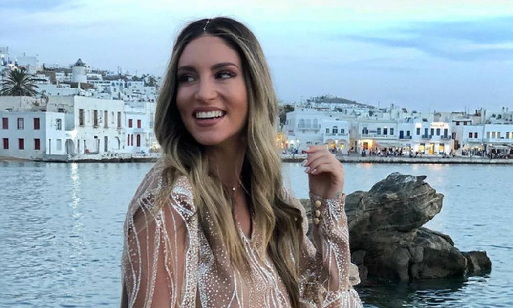 Η Αθηνά Οικονομάκου μας προκαλεί! Ποζάρει με εντυπωσιακό μπικίνι και τρολάρει τα κιλά εγκυμοσύνης