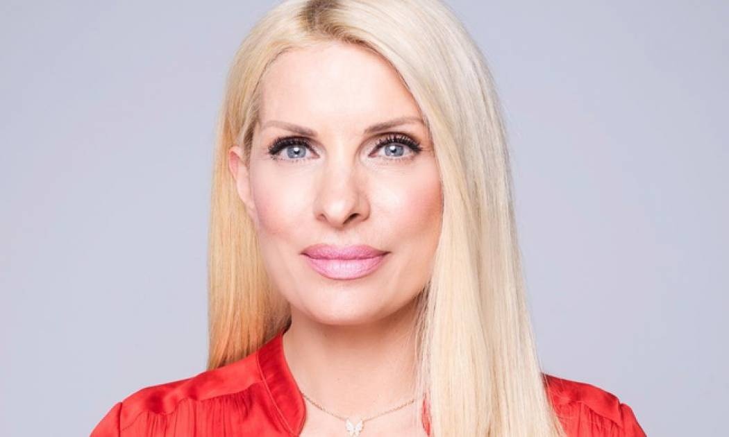 Η Ελένη Μενεγάκη ποζάρει στην παραλία στα Άχλα το απόγευμα της Κυριακής