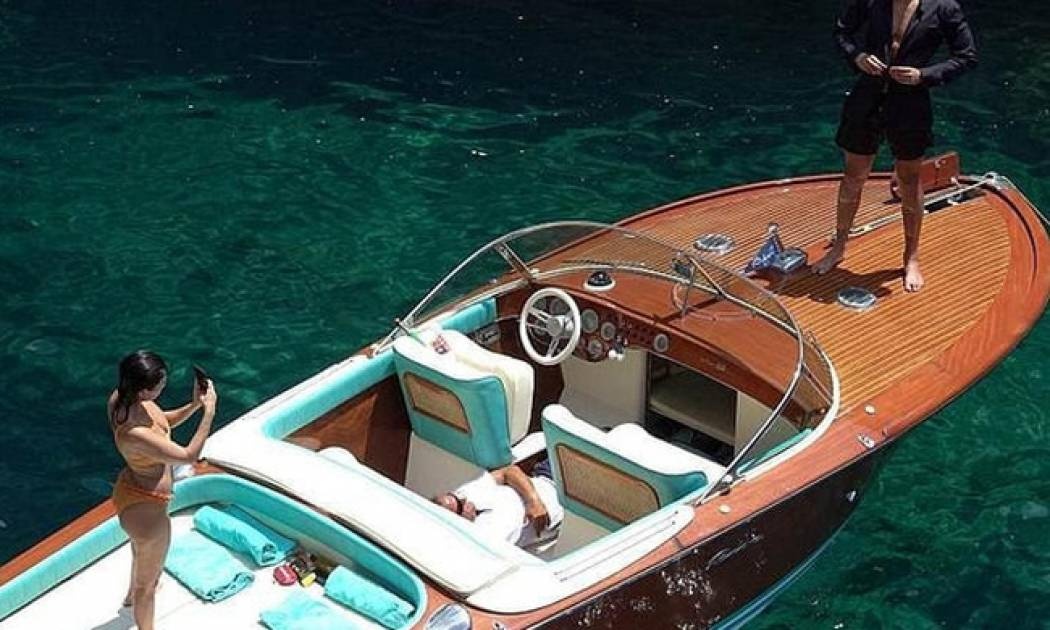 Η Kourtney Kardashian με sexy μπικίνι, είναι ό,τι πιο hot είδαμε αυτό το Σαββατοκύριακο