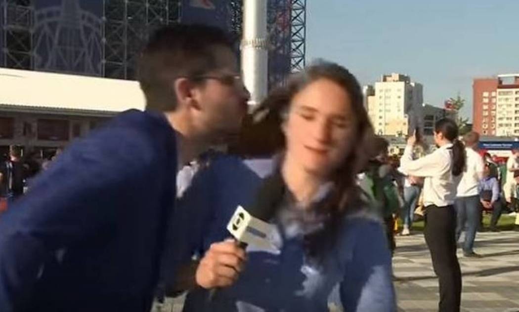 Παγκόσμιο Κύπελλο 2018: Δημοσιογράφος αντιστέκεται σε φίλαθλο που προσπαθεί να την φιλήσει