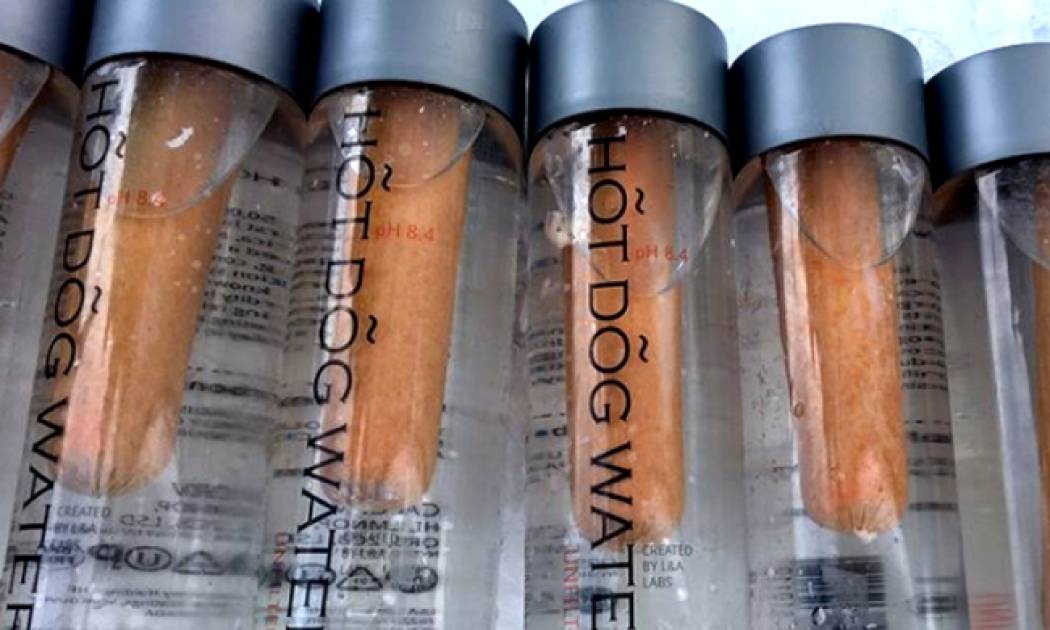 Nερό από βρασμένα λουκάνικα πωλείται έναντι 38 δολαρίων για έναν λόγο που… θα μας γίνει μάθημα