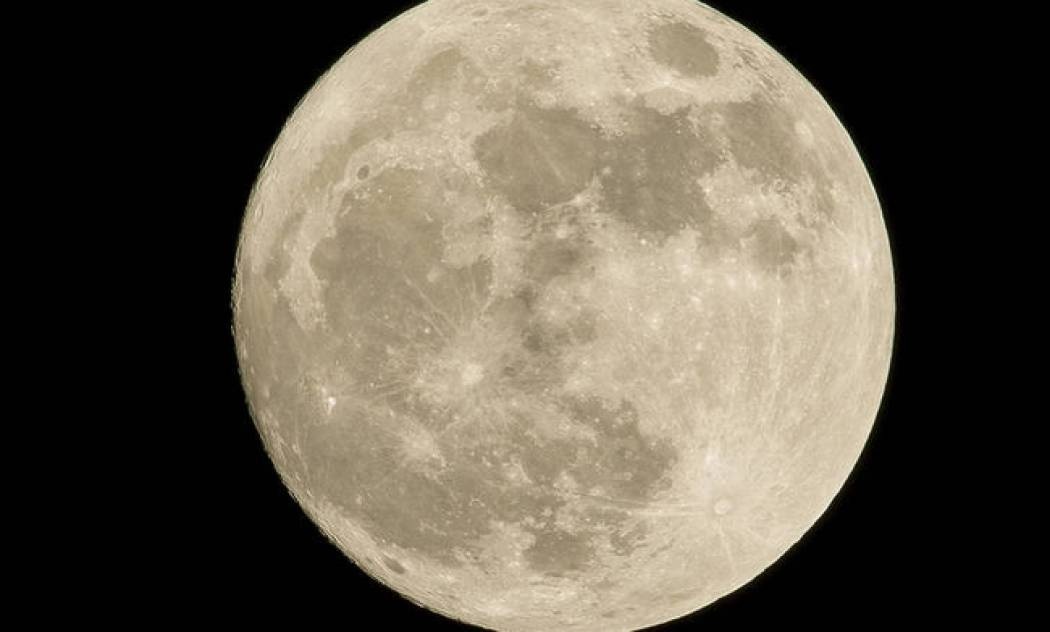 Strawberry moon: Η πανσέληνος του Ιουνίου αναμένεται εντυπωσιακή